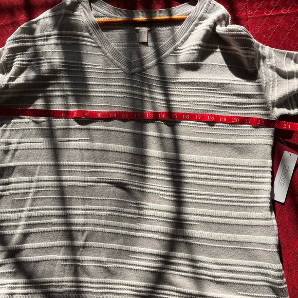 Chico’s Sweater, Lightweight Vee Neck Sweater- Size 2 NWT - Picture 4 of 9